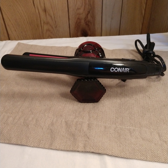 conair 3/4 inch ceramic flat iron hair straightener, black/pink - Picture 1 of 3